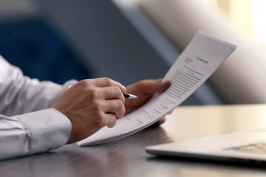 Jak spłacić dług komornika i nie stracić nieruchomości?